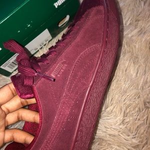 Women’s Velvet Pumas